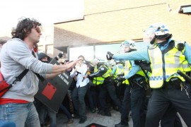La tensa calma entre policías y estudiantes se rompió luego que un grupo de universitarios intento de nuevo paralizar la ciudad.