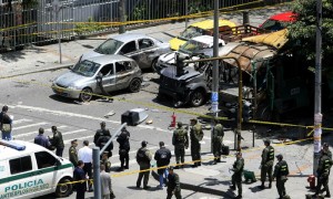 BOGOTÁ (COLOMBIA).- Miembros de la Policía de Colombia inspeccionan el lugar donde hizo explosión una bomba este martes 15, en Bogotá. El atentado dirigido contra el exministro colombiano Fernando Londoño dejó varios muertos y 29 heridos, horas después de la desactivación de un coche bomba y en coincidencia con la entrada en vigor del Tratado de Libre Comercio (TLC) con Estados Unidos.