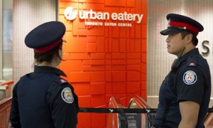 La policía abrió las puertas a los trabajadores de la zona de comidas del centro comercial donde ocurrió el tiroteo, pero la totalidad será dada al servicio hasta este martes.