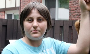 Fraser Sutherland es un niño ha sido mandado varias veces al hospital por los ataques de sus compañeros, una de las golpizas le fracturó la cabeza y causó lesiones en el cuello, pero el responsable no fue sancionado y regresará al colegio, por lo que este adolecente tiene miedo de regresar a clase.