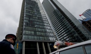 Balcones de cristal y ventanas han caído a las calles de la ciudad por las altas temperaturas, por lo que el Gobierno de Ontario exigiera vidrios de mayor seguridad.