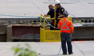 Socorristas lograron llegar al techo del edificio y buscaron entre las paredes pero no encontraron a nadie.