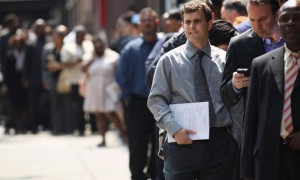 Personas atienden una feria de empleo. Foto cortesía de The Star.