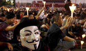 HONG KONG (CHINA).- Miles de personas se concentran en una vigilia con motivo del 23º aniversario de la masacre de Tiananmen, en la plaza de Tiananmen, en Hong Kong, China, este, lunes, 4 de junio. China vive el 23 aniversario de la masacre de Tiananmen, en medio del silencio oficial reinante durante décadas y la esperanza de organizaciones de derechos humanos de que los próximos líderes del país acometan reformas políticas.