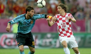 GDANSK (POLONIA).- El jugador croata Luca Modric (d) disputa el balón con el español Sergio Ramos (i) este lunes 18 de junio de 2012, durante un partido entre España y Croacia por el grupo C de laEurocopa 2012, en Gdansk (Polonia). España venció 1-0.