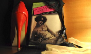 MADRID.- Imagen promocional facilitada por la Editorial Entre Paréntesis del último libro de la escritora Roser Amills, "Las 1.001 fantasías más eróticas y salvajes de la historia", que reúne cientos de fantasías sexuales de personajes célebres, como Einstein, Marilyn Monroe, Warren Beatty, Borges, Rosa Regás, Julio Iglesias, Madonna, Juan Ramón Jiménez, Fidel Castro, Hitchcock, Hitler, María Félix o Frida Kahlo, entre otros.