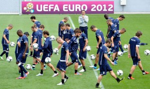 CRACOVIA (POLONIA).- El entrenador de la selección italiana de fútbol, Cesare Prandelli (c), supervisa a sus jugadores durante el entrenamiento celebrado este jueves, en Cracovia, Polonia. Italia diputará su primer partido de la Eurocopa 2012 el próximo domingo ante España, vigente campeona de Europa y campeona del mundo.