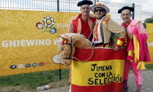GNIEWINO (POLONIA).- Aficionados de la selección española de fútbol, vestidos de toreros y picador, ponen una nota colorista a la entrada al hotel de concentración del equipo este 12 de junio de 2012, en la localidad polaca de Gniewino, donde la selección preparan el partido ante Irlanda, el próximo jueves, correspondiente a la segunda jornada del Grupo C de la Eurocopa 2012.