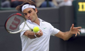 LONDRES (REINO UNIDO).- El tenista suizo Roger Federer devuelve la pelota al español Albert Ramos durante su partido de primera ronda del torneo de Wimbledon disputado en el All England Lawn Tennis Club de Londres, Reino Unido, este 25 de junio.