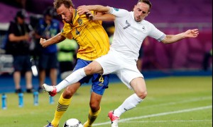 KIEV (UCRANIA).- El francés Franck Ribery (d) frente al sueco Andreas Granqvist durante el partido de la primera fase de la Eurocopa 2012, grupo D, Suecia vs Francia, en Kiev, Ucrania, este martes, 19 de junio.