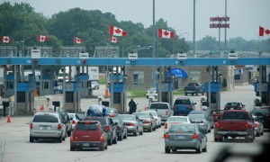 Cada día que pasa mas canadienses deciden cruzar la frontera a Estados Unidos para realizar sus comprar, porque son más baratos los productos por la paridad en el dólar y porque no hay que pagar impuestos cuando regresan.