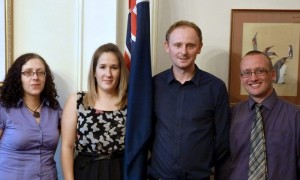 LONDRES.- Foto cedida por el Gobierno de las Islas Malvinas en la que aparecen Ailie Biggs (1i), Caris Stevens (2i), Michael Poole (3i) y James Marsh (4i), integrantes de un grupo de seis malvinenses que quiere entregar a la presidenta argentina, Cristina Fernández, el proximo jueves en Nueva York un ensaje de autodeterminación. Fernández intervendrá ante el Comité de Descolonización de la ONU el día en que se cumplirá el trigésimo aniversario del final de la guerra que enfrentó al Reino Unido y a Argentina por la soberanía de las islasMalvinas.