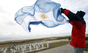 ISLAS MALVINAS.- Fotografía del 23 de marzo de 2012 del veterano de guerra Marcelo Vallejo ondeando una bandera argentina durante su visita al cementerio de Darwin en la zona sur de la mayor de las Islas Malvinas. Este jueves 14 de junio, se cumplieron 30 años de la rendición de la tropas argentinas que el 2 de abril de 1982 desembarcaron en Malvinas y se enfrentaron al Reino Unido en una corta pero cruenta guerra. Por su parte, el ministro argentino de Defensa, Arturo Puricelli, criticó el referendo que se hará en Malvinasen 2013, porque, dijo, será lo mismo que si se les preguntara a los habitantes de la Patagonia si quieren seguir siendo argentinos, y afirmó que siente a las islas "cada día más cerca" de Argentina.
