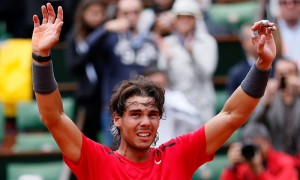 PARÍS (FRANCIA).- El tenista español Rafael Nadal celebra su victoria por 6-4, 6-2, 2-6 y 7-5 ante el serbio Novak Djokovik en la final del torneo Roland Garros disputado este lunes 11, en París. Nadal escribió una nueva página en la historia del tenis mundial al coronarse campeón de Roland Garros por séptima vez. La final tuvo que ser aplazada un día antes a causa de la lluvia.