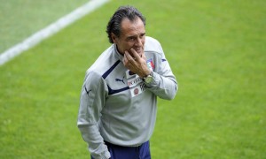 CRACOVIA (POLONIA).- El entrenador de Italia, Cesare Prandelli, durante el entrenamiento de su equipo en Cracovia, Polonia este lunes 25 de junio. Italia jugará contra Alemania el partido de semifinales de la Eurocopa, el 28 de junio de 2012.