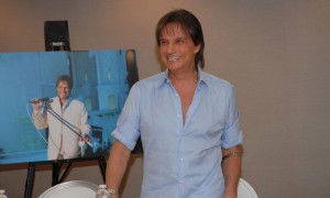 El cantautor brasileño, que ha vendido más de 100 millones de discos alrededor del mundo, celebra sus 50 años en la música. Su obra ha llegado a los sitios más lejanos del planeta y sus canciones han sido cantadas por los intérpretes más sobresalientes de nuestra época.