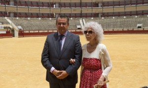 PUERTO DE SANTA MARÍA (CÁDIZ).- La duquesa de Alba, Cayetana Fitz-James Stuart, acompañada por el alcalde de El Puerto de Santa María, Enrique Moresco, en la visita realizada este martes 19 de junio, a la plaza detoros de la localidad gaditana, donde se ha mostrado "encantada" de ser la embajadora de honor de la Red Iberoamericana de Ciudades Taurinas.