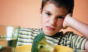 Los estudiantes no quieren comer frutas y verduras que ahora ofrecen los colegios, y prefieren esperar a salida de las escuelas para comprar lo que esta generando millonarias pérdidas a las cafeterías.