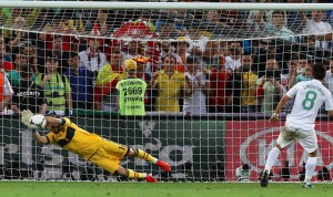DONETSK (UCRANIA).- El guardameta español Iker Casillas detiene un penalti al jugador portugués Joao Moutinho (d) durante la serie de tiros penaltis este miércoles 27 de junio, durante la semifinal de la Eurocopa 2012 entre Portugal vs. España en Donetsk (Ucrania).
