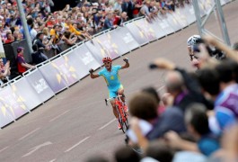LONDRES (REINO UNIDO).- El ciclista kazajo Alexandr Vinokurov se proclama vencedor, adelante del colombiano Rigoberto Urán, de la prueba de ciclismo en ruta de los Juegos Olímpicos de Londres 2012 en Londres, Reino Unido, este sábado 28 de julio de 2012.