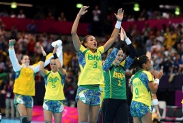 LONDRES (REINO UNIDO).- Las jugadoras brasileñas celebran la victoria sobre Croacia en su partido de balonmano de los Juegos Olímpicos Londres 2012 jugado en Londres, Reino Unido, este sábado 28 de julio de 2012. Argentina juega este domingo.