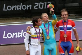 LONDRES (REINO UNIDO).- El ciclista kazajo Alexandr Vinokurov (c) celebra en el podio su victoria en la prueba de ciclismo en ruta de los Juegos Olímpicos de Londres 2012 en Londres, Reino Unido, este sábado 28 de julio de 2012. El colombiano Rigoberto Urán (i) fue segundo y el noruego Alexander Kristoff (d), tercero.