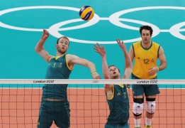 LONDRES (REINO UNIDO).- El jugador australiano Harrison Peacock (i) remata contra Argentinadurante su partido de voleibol de los Juegos Olímpicos Londres 2012 jugado este domingo 29 de julio de 2012 en Londres, Reino Unido.