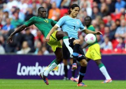 LONDRES (REINO UNIDO).- El jugador senegalés Stephane Badji (i) lucha por el balón con el uruguayo Edinson Cavani durante el partido Senegal-Uruguay, del grupo A de la primera fase de la competición de fútbol masculino de los Juegos Olímpicos de Londres 2012, en el estadio de Wembley en Londres, Reino Unido, este domingo 29 de julio de 2012.