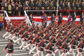 LIMA (PERÚ).- El presidente de Perú, Ollanta Humala (2i), observa este domingo 29 de julio de 2012, un desfile cívico-militar realizado por la celebración de la Fiesta Patria de Perú, en Lima (Perú).