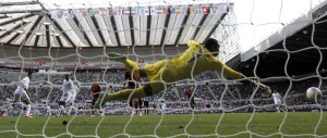 NEWCASTLE (REINO UNIDO). El portero hondureño José Mendoza despeja un lanzamiento de Españadurante el partido de primera fase del torneo de fútbol de los Juegos de Londres 2012 este 29 de julio, en Newcastle, Gran Bretaña.