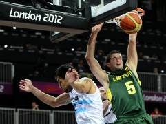 LONDRES (REINO UNIDO).- El argentino Carlos Delfino (i) disputa el balón con el lituano Mantas Kalnietis durante el juego de baloncesto este  domingo 29 de julio de 2012, en los Juegos Olímpicos Londres 2012.