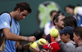 El tenista argentino Juan Martín del Potro firma autógrafos tras vencer al italiano Andrea Seppi, durante la tercera jornada del torneo olímpico de tenis que tiene lugar este lunes 30 de julio en el All England Club de Wimbledon, en Londres.