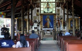 ENVIGADO (COLOMBIA).- Fotografía de la capilla que se encuentra en la cárcel "La Catedral" en el municipio de Envigado, vecino a la ciudad de Medellín. La lujosa cárcel que se levantó para el narcotraficante colombiano Pablo Escobar cuando se entregó a las autoridades en 1991 y de la que después se fugó, se convertirá 20 años después en un hogar para ancianos sin recursos. Escobar ocupó aquella prisión durante poco más de un año desde el 19 de junio de 1991 tras sellar un acuerdo con el entonces presidente César Gaviria, por el que el jefe del cartel de la droga de Medellín aceptaba el cautiverio a cambio de que el Gobierno revocara un tratado de extradición con Estados Unidos. La Catedral contaba con lujosas habitaciones, salas de juego, gimnasio, una catarata natural y hasta cancha de fútbol, un lugar que tenía abiertas las puertas sin restricciones a familiares, amigos y socios del narcotraficante.