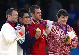 LONDRES, REINO UNIDO.- Podio de la categoría masculina de menos de 81 kgs (i-d): el alemán Ole Bischof, medalla de plata; el judoka surcoreano Kim Jae-Bum, medalla de oro; el canadiense Antoine Valois-Fortier, medalla de bronce y el ruso Ivan Nifontov, medalla de bronce, tras la final de esta categoría correspondiente a los Juegos Olímpicos de Londres 2012, en Londres, Reino Unido, este 31 de julio de 2012.
