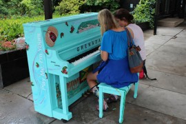 Dos chicas tocan en el piano ‘Grenada’ en su nuevo emplazamiento en el Sony Centre for the Arts. Foto cortesía de Toronto Star.