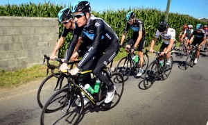 PAU (FRANCIA).- (i-d) El ciclista australiano Michael Rogers y los británicos BradleyWiggins y Mark Cavendish, los tres del equipo Sky Procycling, durante una sesión de entrenamiento en la segunda jornada de descanso del Tour de Francia en Pau, Francia, este 17 julio.