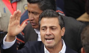CIUDAD DE MÉXICO (MÉXICO), 01/07/2012 .- El candidato a la presidencia de México por el Partido Revolucionario Institucional (PRI), Enrique Peña Nieto, saluda a sus seguidores tras emitir su voto este domingo 1 julio de 2012, en el Distrito XIII del municipio de Atlacomulco del Estado de México.