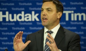Tim Hudak abrió este lunes el debate sobre las licitaciones abiertas.