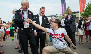 La lanzadora de jabalina, Monica Peterson, bromea con el Gobernador General David Johnston.