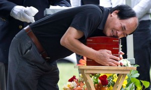 El padre de Lin Jun, el joven estudiante chino cruelmente asesinado en Montreal, no pudo aguantar el llanto en su entierro.