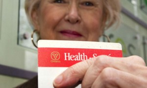 El antiguo carnet de salud de Ontario que entre otras cosas no tenía foto, ni fecha de caducidad se esta suspendiendo, porque las personas deben cambiarlo para poder ser atendidos.