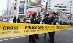 La balacera en Eaton Centre que dejo muertos y heridos, a lo que se suman varios casos de disparos y muertos en la ciudad, han generado una sensación de inseguridad en Toronto, a tal punto que ya se habla de zona de guerra.