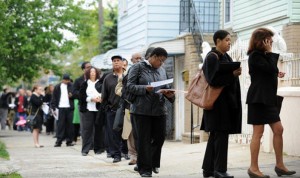 Demandantes de empleo hacen cola en una feria en Nueva York.