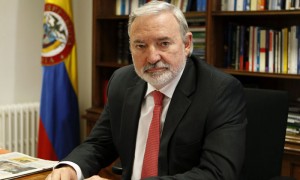 MADRID.- El embajador deColombia en Madrid, Orlando Sardi de Lima, durante la entrevista que ha concedido este jueves en la que destaca que los cerca de 400.000 colombianos residentes en España resisten bien a la crisis y están "muy bien arraigados" en la sociedad española, lo que podría explicar que sea una de las comunidades de inmigrantes de menor retorno.