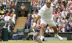 WIMBLEDON (REINO UNIDO).- El tenista suizo Roger Federer devuelve la bola durante el partido de octavos de final del torneo de Wimbledon que disputa contra el belga Xavier Malisse en el club de tenis All England Lawn de Londres, Reino Unido, este lunes 2 de julio de 2012.