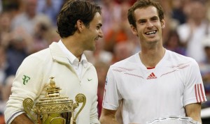 LONDRES (REINO UNIDO).- El tenista suizo Roger Federer (i) sostiene la copa de campeón tras su victoria (4-6, 7-5, 6-3 y 6-4) ante al escocés Andy Murray (d) tras la final del Torneo de Wimbledon que disputaron en el All England Lawn de Londres, Reino Unido, eeste 08 de julio de 2012.