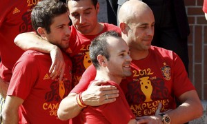 MADRID.- Los jugadores de la selección española Pepe Reina (d), Andrés Iniesta (2d), Santi Cazorla (c), Jordi Alba (i) y Juanfran Torres (i, detrás) durante la recepción ofrecida en el Palacio de la Zarzuela tras su victoria en la Eurocopa.
