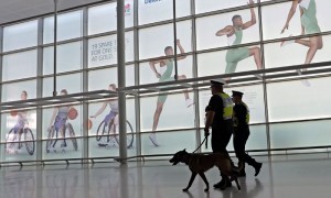 LONDRES (REINO UNIDO).- Una pareja de policías patrulla con perro la estación de Stratford Javelin, cerca del Paque Olímpico de Londres, Reino Unido, este 24 de julio de 2012.