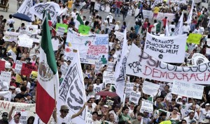 MONTERREY (MÉXICO).- Miles de personas marcharon este domingo 22 de julio de 2012, en Monterrey (México) para protestar contra la "imposición" de Enrique Peña Nieto como ganador de los comicios presidenciales del pasado 1 de julio, en la primera acción de la estrategia anunciada por el movimiento estudiantil "Yo soy 132" para "proteger la democracia" en el país.