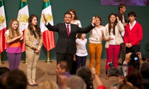 CIUDAD DE MÉXICO (MÉXICO).- Imagen cedida por el Partido Revolucionario Institucional (PRI) donde se ve al candidato Enrique Peña Nieto (c) con su esposa, Angélica Rivera (atrás), y sus hijos durante su celebración este lunes 2 de julio de 2012, como ganador de los comicios presidenciales del domingo en Ciudad de México (México). Peña Nieto afirmó que buscará la reconciliación nacional y prometió una presidencia "moderna y responsable" en su primer discurso ante sus seguidores, en el que también aseguró que luchará contra el crimen organizado con una nueva estrategia para reducir la violencia y proteger la vida de los mexicanos.